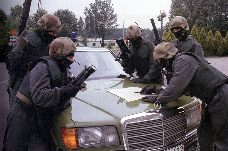 German special forces around a Mercedes with a MP5SD